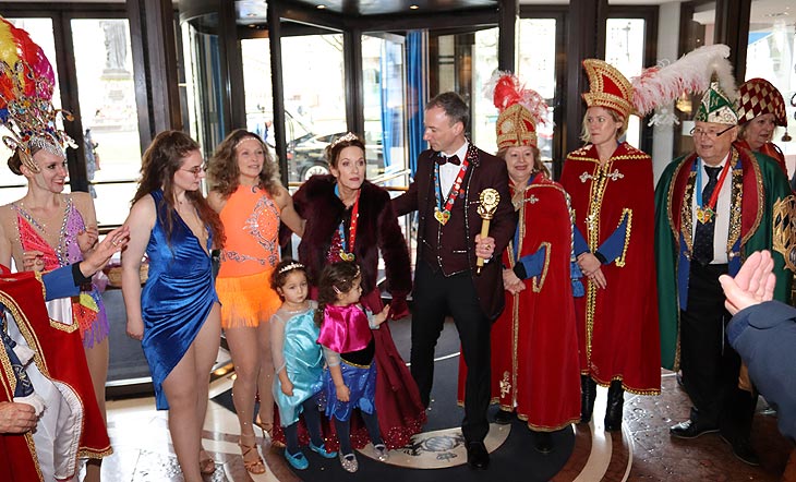 Einzug in das Hotel Bayerischer Hof: das 2023er Narrhalla Prinzenpaar Prinz „Steve I.- der elektrifizierte Tänzer des Vierzylinders“ und Prinzessin „Ulrike I. – Münchner Kindl mit therapeutischen Händen“ (©Foto: Martin Schmitz)